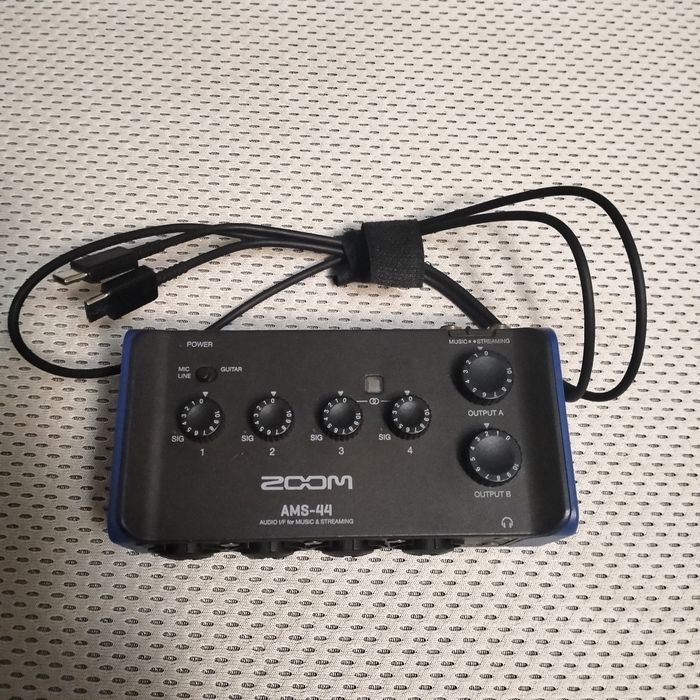 Звукова карта zoom ams-44