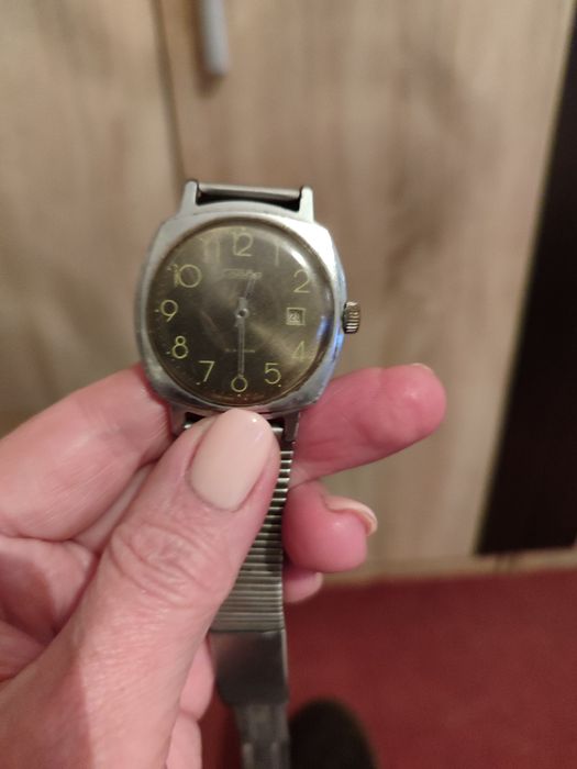 Продаю часы СССР Слава. Не рабочие. Состояние хорошее.