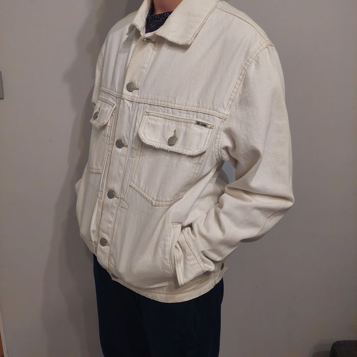 Biała kurtka dżinsowa