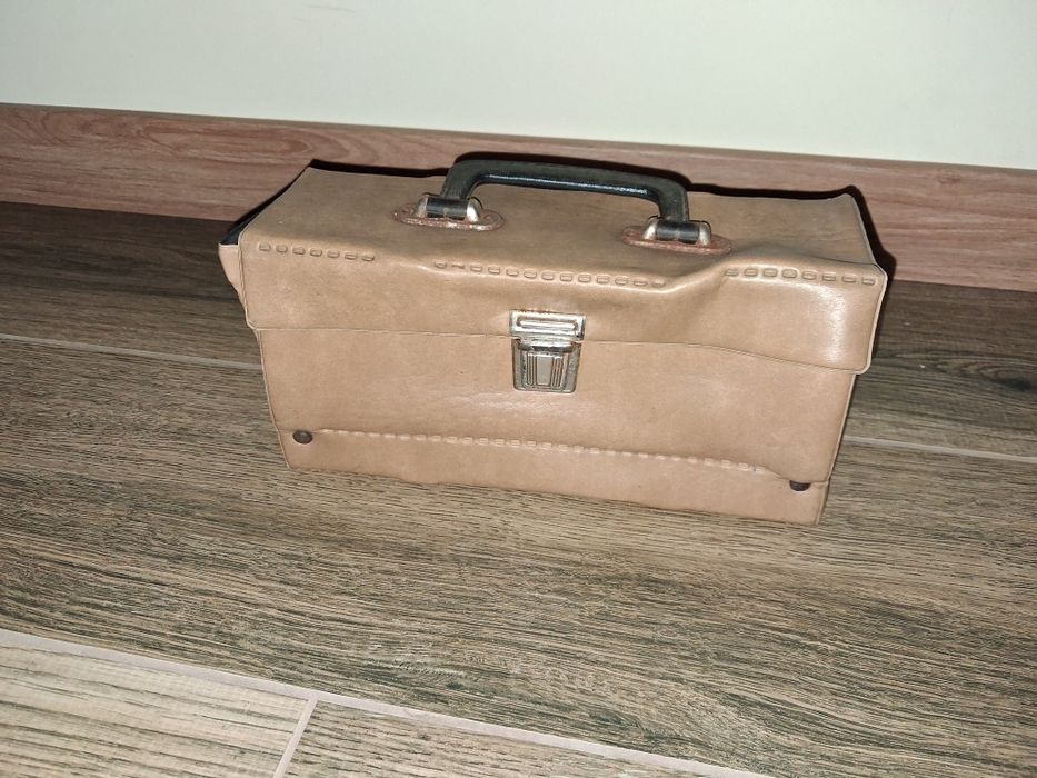 Zabytkowy kuferek na kasety