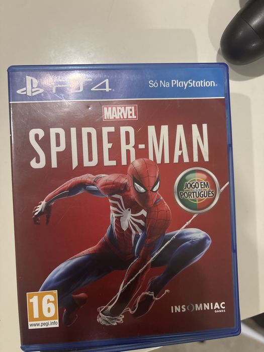 Playstation 4 com comando e jogos incluidos.
