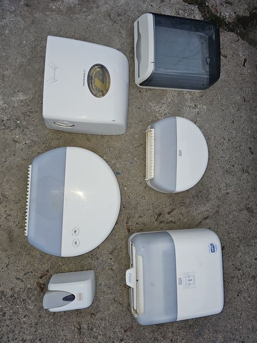 Розпродаж рушникосушарок тримачів паперу, диспенсерів мила,є кількість