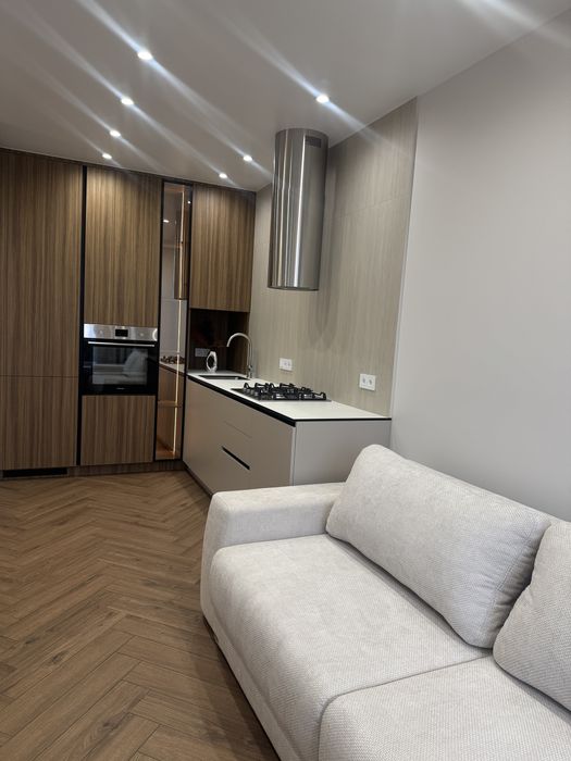 Центр міста! Дизайнерська видова євро2к з максимальною комплектацією