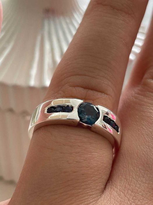 Серебряное кольцо с лондон блю топазом и сапфиром.Размер 18.25
