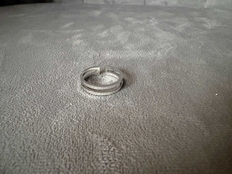 Srebrny pierścionek podwójny wykonany ze stali chirurgicznej