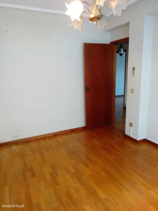 Apartamento T4+1 em Rés-do-chão — Bom estado.