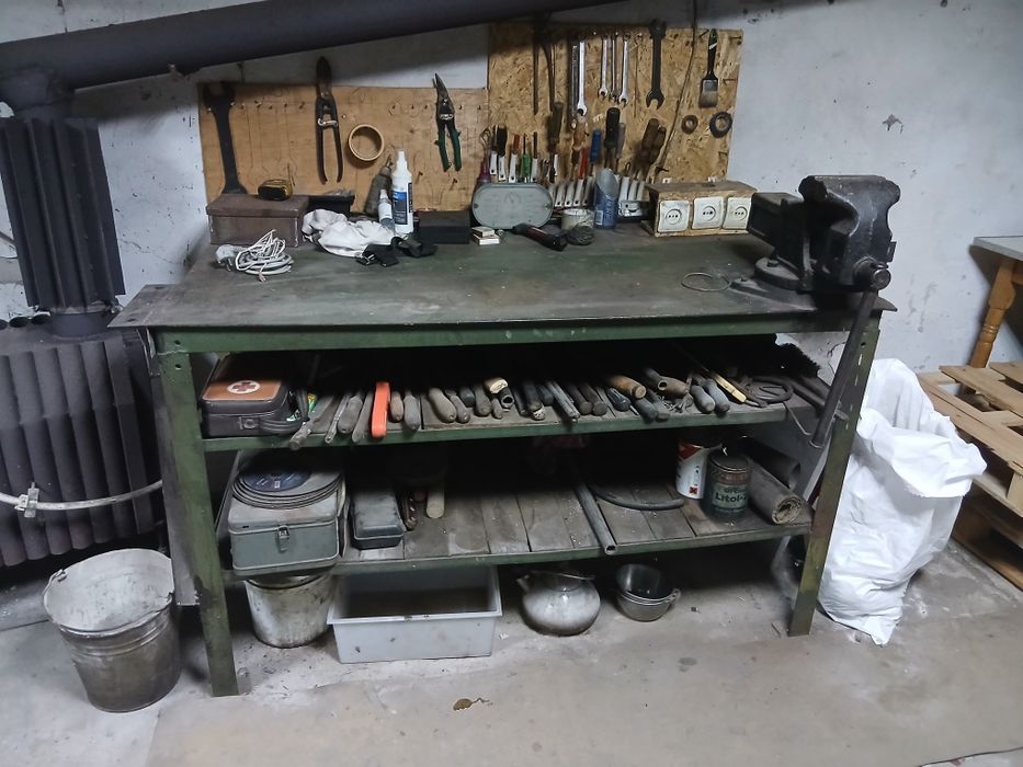 Верстак з тісками