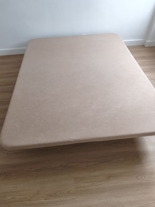 Estrado de cama forrado com pés em aço