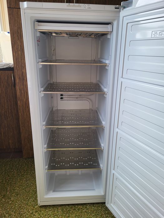 Морозильная морозильна камера Beko RFSA240M21W