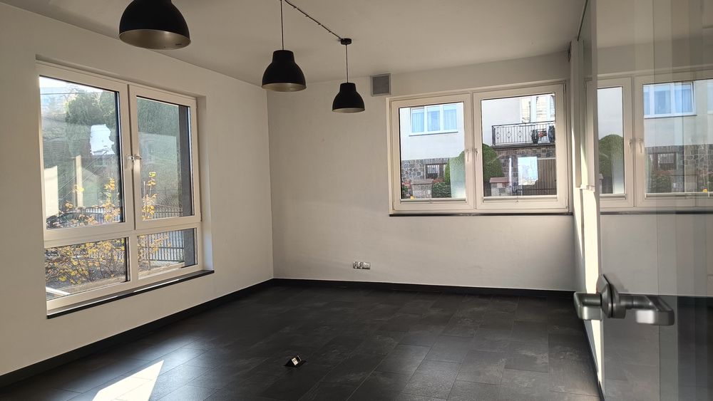 Lokal biurowo-usługowy o powierzchni 100m2 z 2 miejscami postojowymi