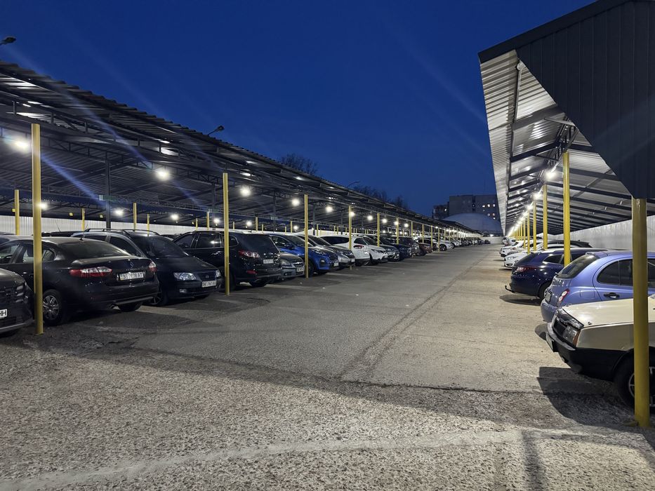 Паркінг , автостоянка , паркувальний майданчик .