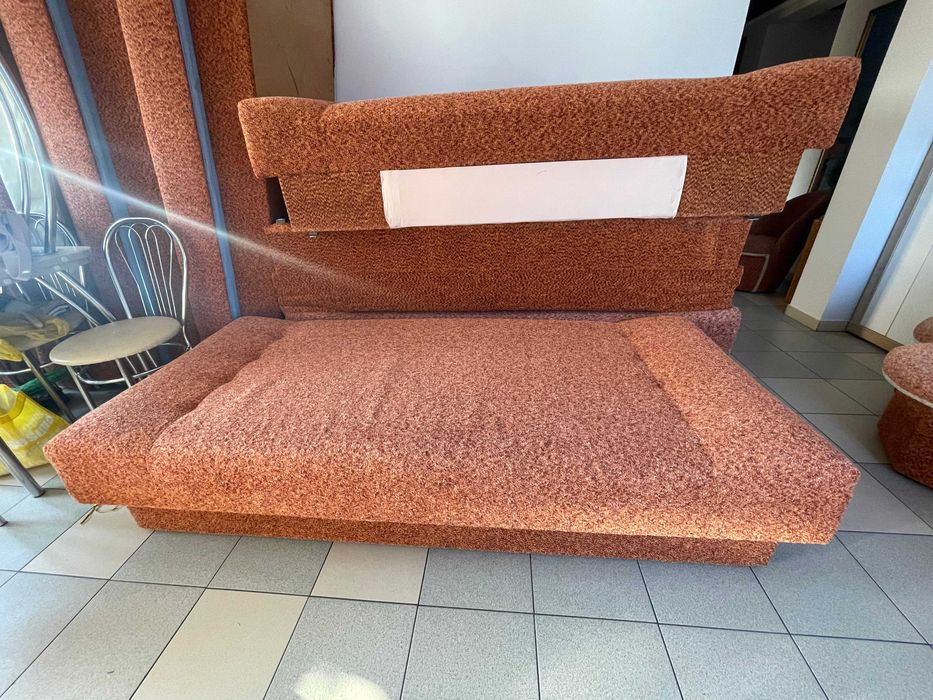 Tapczany jednoosobowe i pufy z oparciem