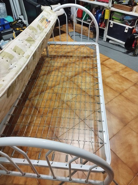 Vendo cama com colchão