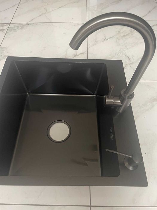 Мойка Lidz 5050 см черная и смеситель для кухни Kraft, черный