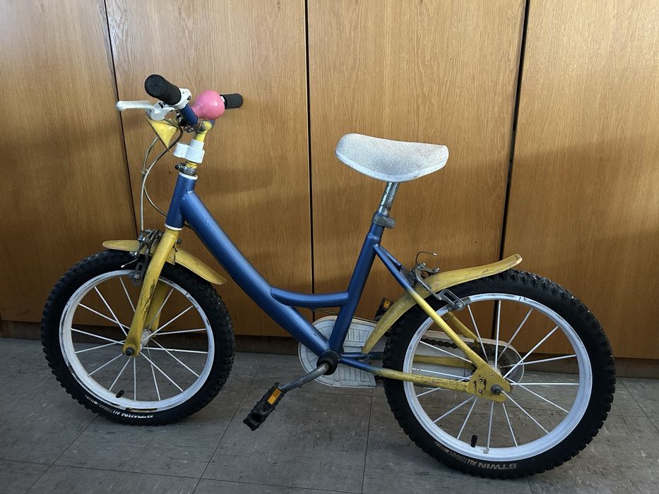 Bicicleta de criança azul e amarela