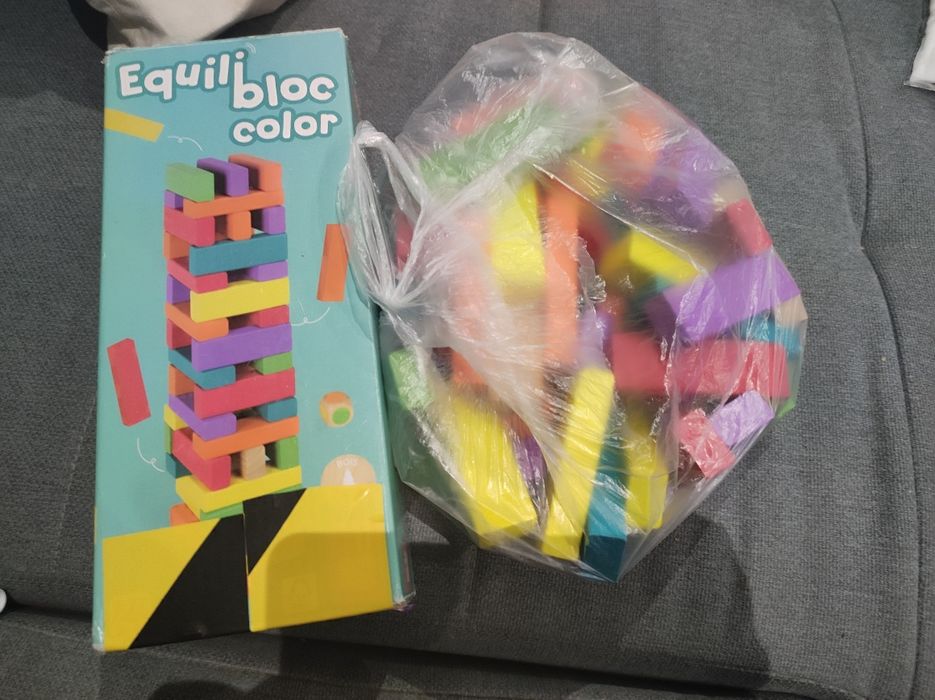 Kolorowa wieża -gra z drewnianymi klockami