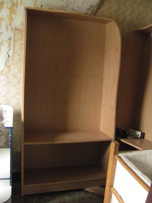 Стелаж вітриннийі з посиленми скляними полицями з якісного МДФ