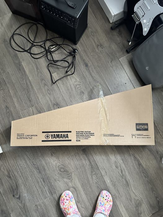 Электрогитара Yamaha Pacifica 112V — как новая, полный комплект