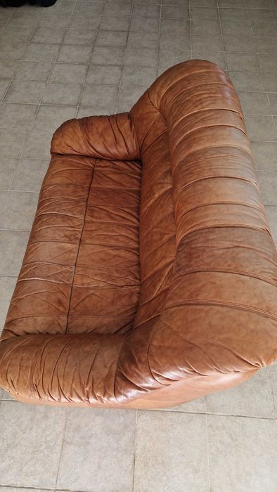 Sofá de couro tom de Cerejeira de 3 lugares.