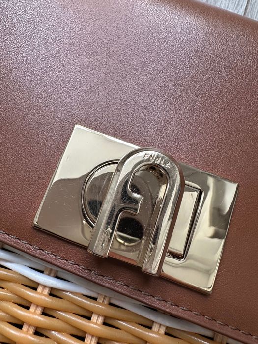 Стильна плетена сумка від furla — ідеальний акцент на літо