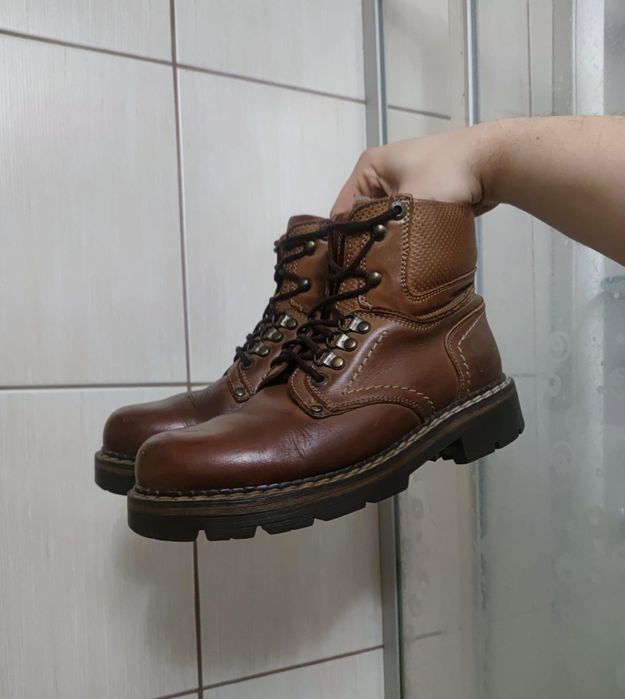 Męskie trzewiki 42 zimowe w kolorze brązowym. Cholewka wykonana z natu