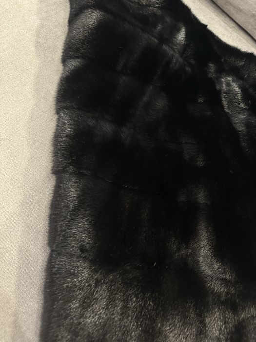 Чорна норкова шуба