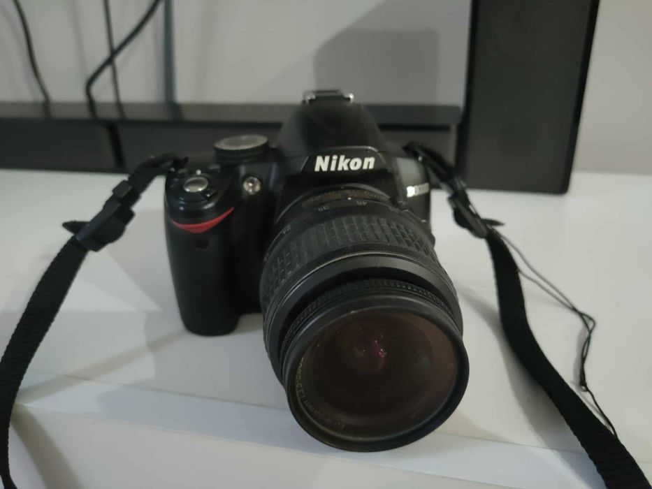 Aparat lustrzanka Nikon d3000 z obiektywem i akcesoriami