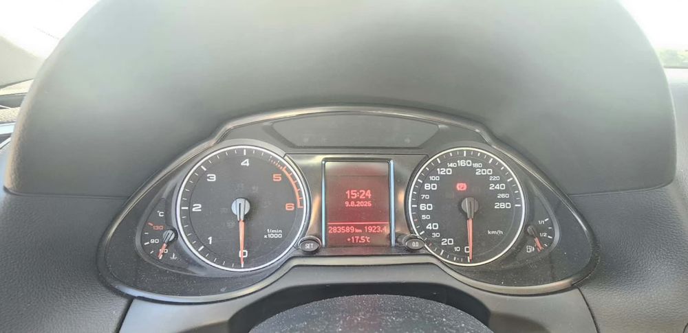 Auto marki Audi q5 z roku 2012.