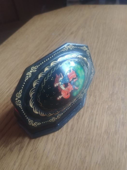 Drewniana rosyjska szkatułka malowana i lakierowana