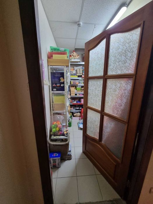 Комерційне приміщення в сучасному багатоповерховому будинку