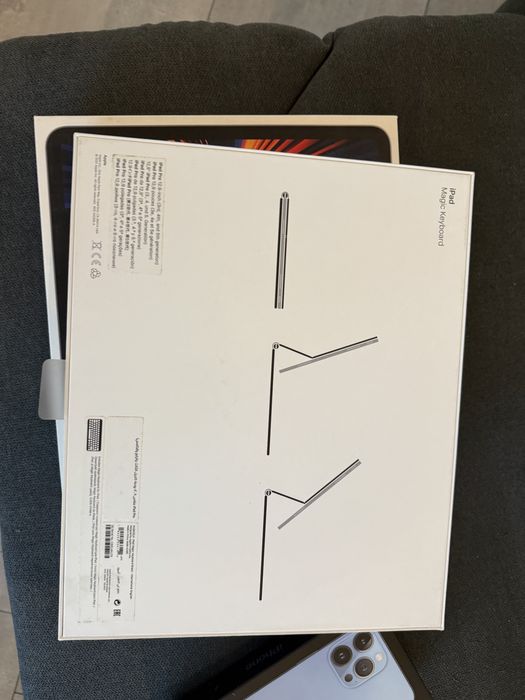 iPad Pro 12.9-inch (5th Generation) Wi-Fi + klawiatura Magic