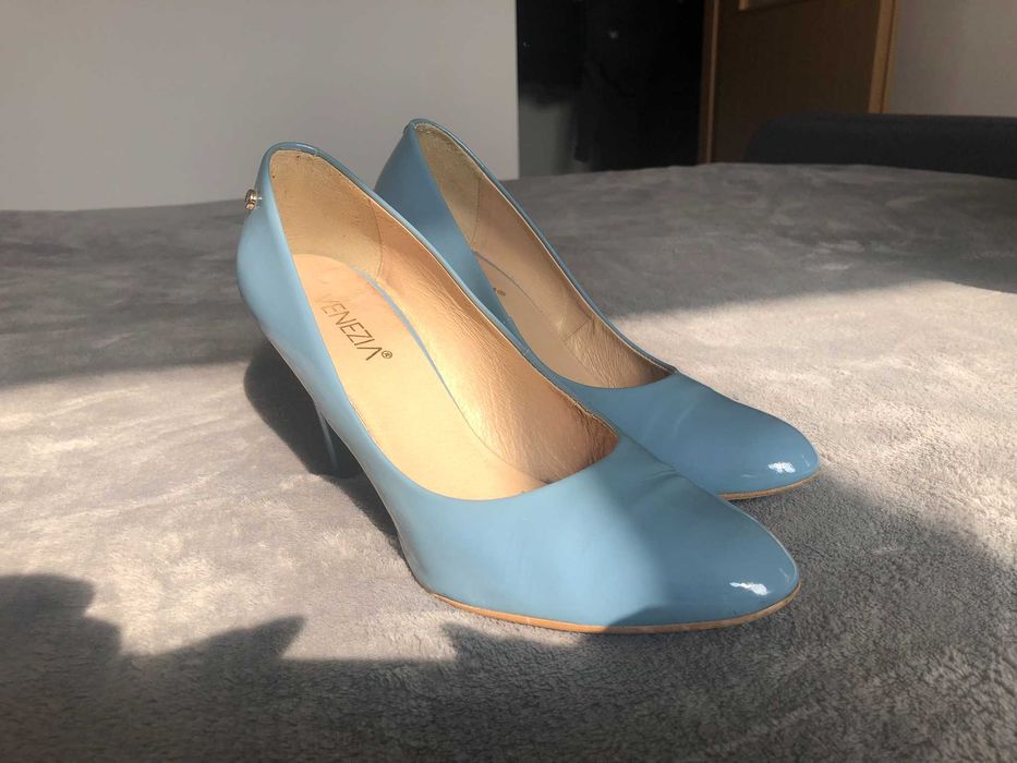 Błękitne skórzane szpilki