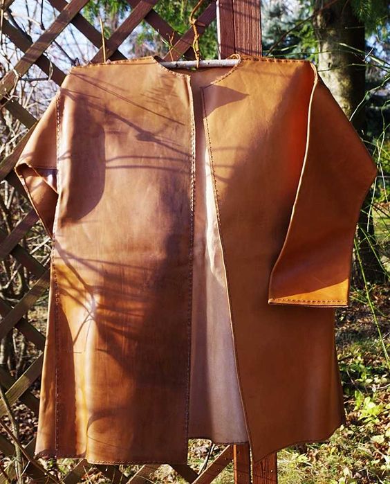 Kaftan wczesnośredniowieczny ze skóry