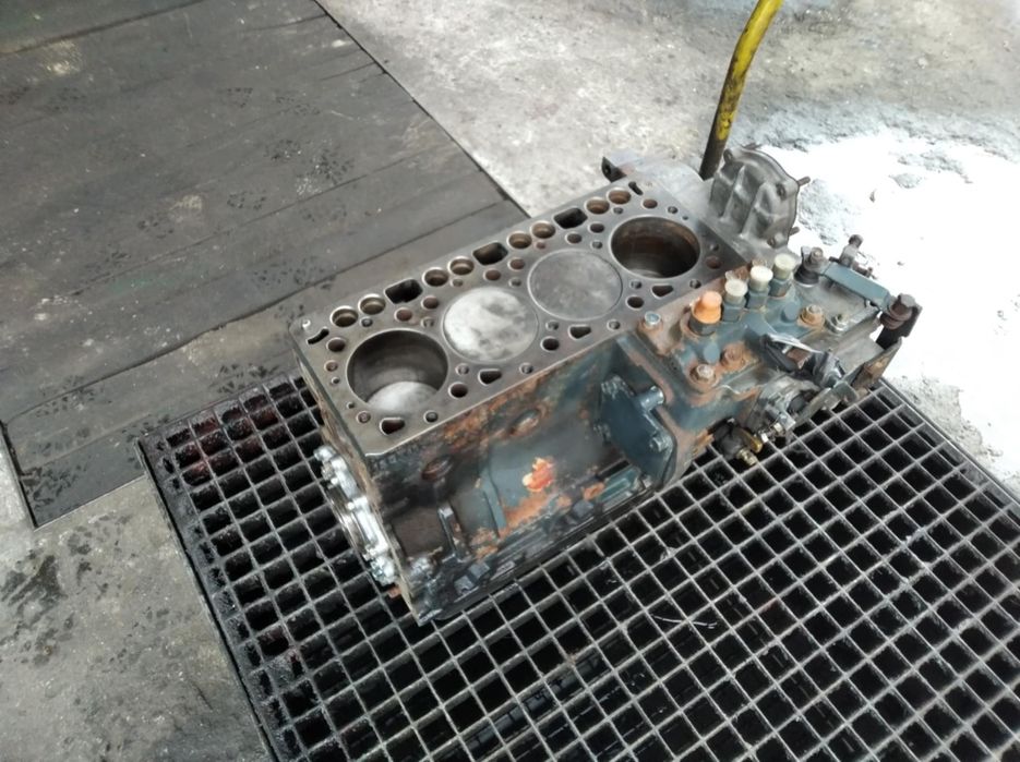 Kubota silnik V1200, blok silnika, dół silnika