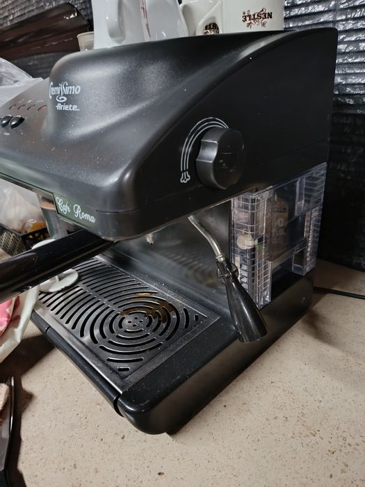 Máquina de café com moinho e vapor de espuma