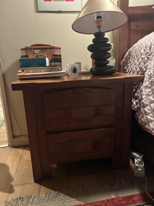 Quarto completo,  com cama de casal, duas meseas de cabeceira, comoda com espelho e  movel alto com gavetas. Praticamente novo em  madeira .