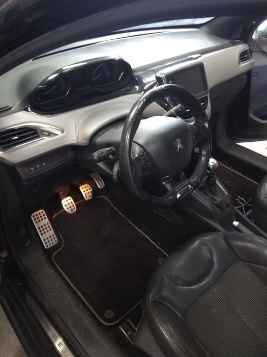 Para peças PEUGEOT 208