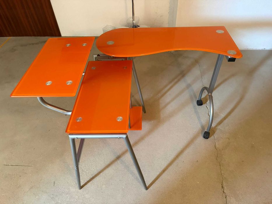 Secretária Articulada em Vidro Laranja e Metal (Com Rodas)