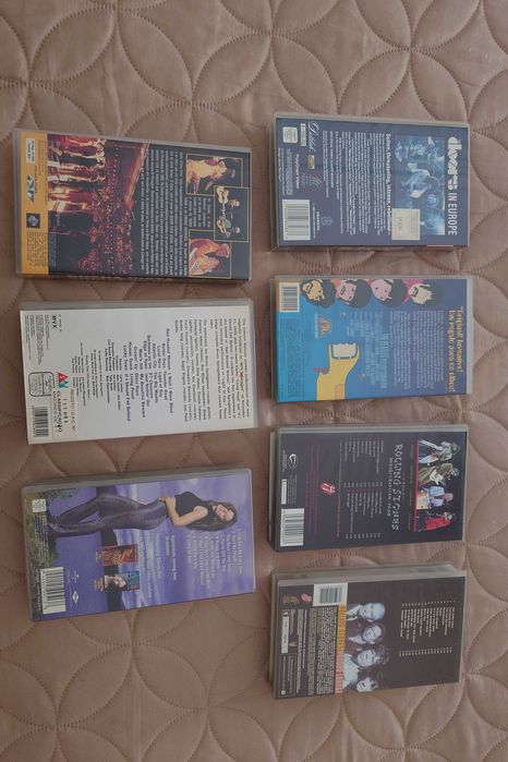 Vendo cassetes de música em VHS