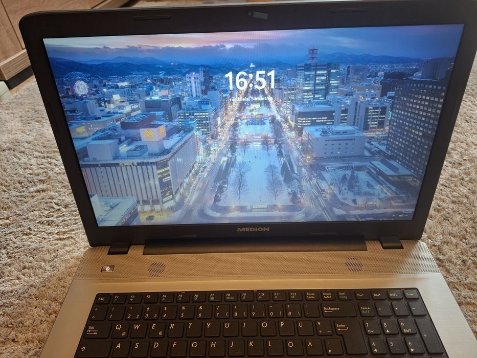 Laptop Medion 17cali i3 6gen ssd 120GB