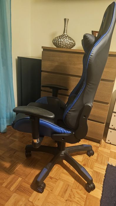Cadeira azul e preta gamer