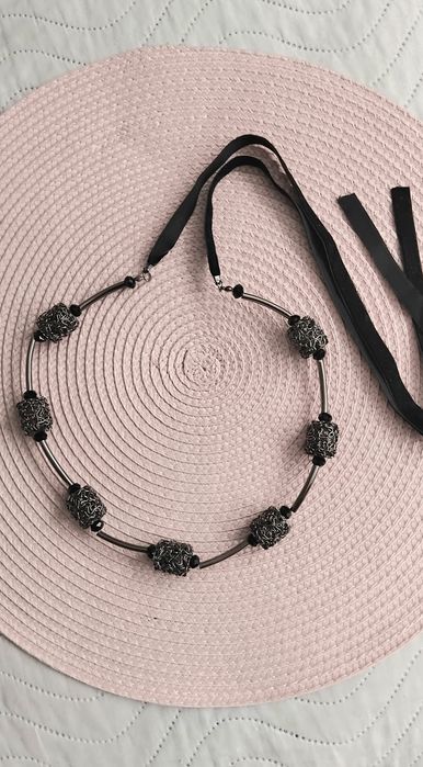 Metalowy naszyjnik choker z aksamitką.