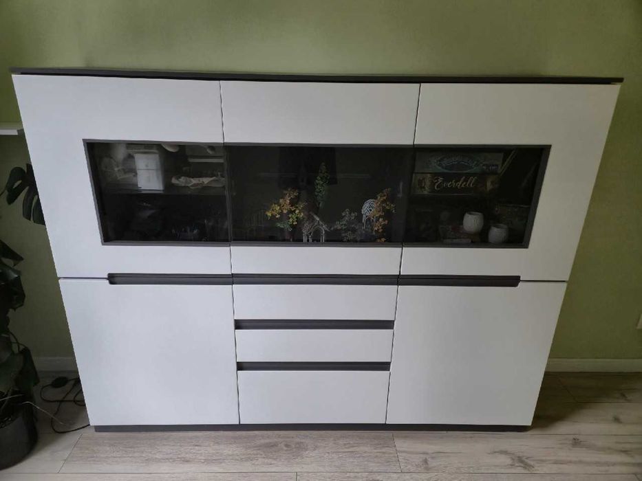 Komoda Klose 181 cm dąb kamienny, biel + LED – kredens witryna