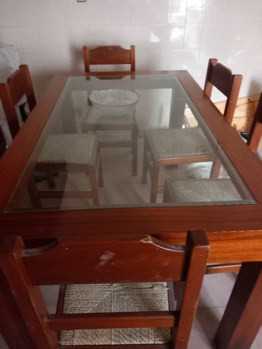 Mesa de cozinha em madeira com 5 cadeiras