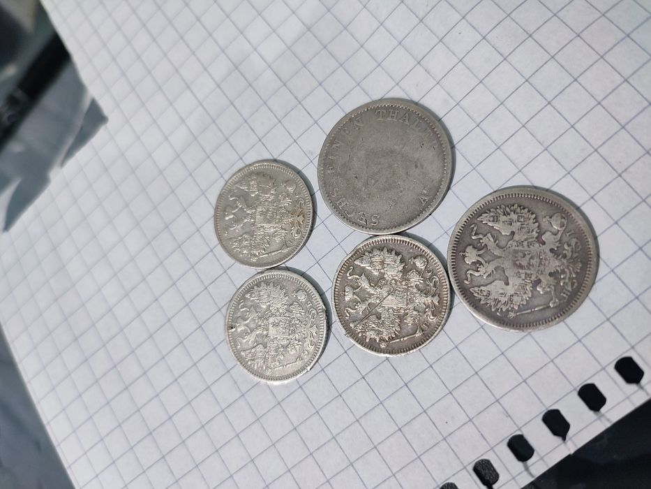 Різні срібні монети