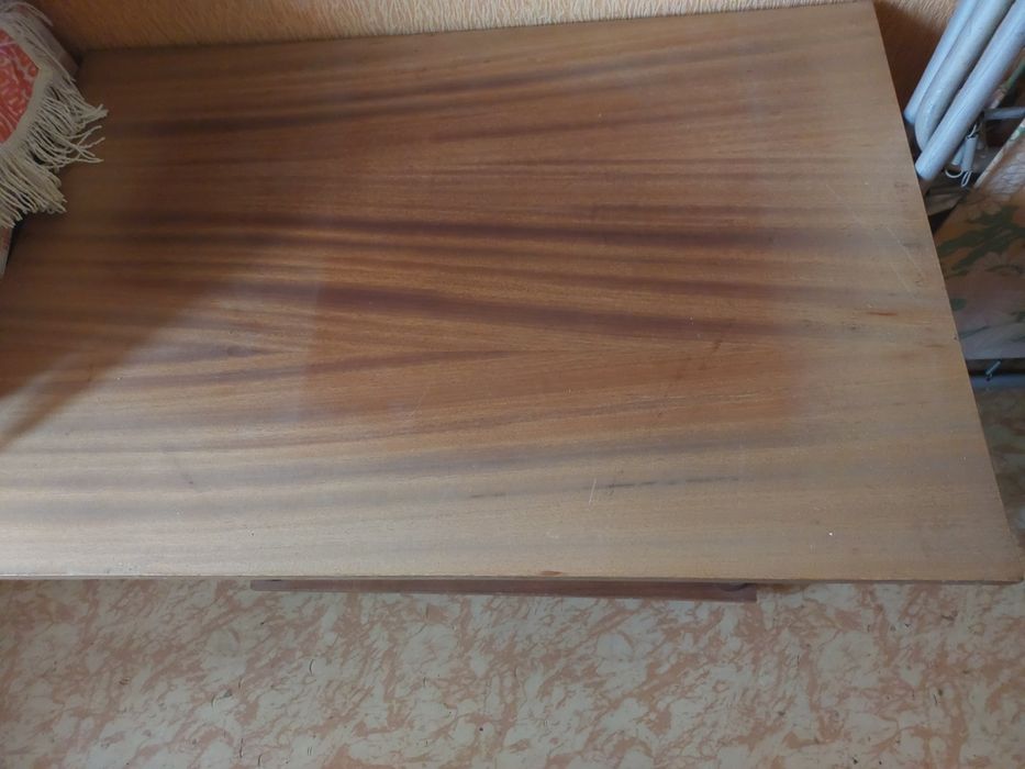 Дерев'яний журнальний столик