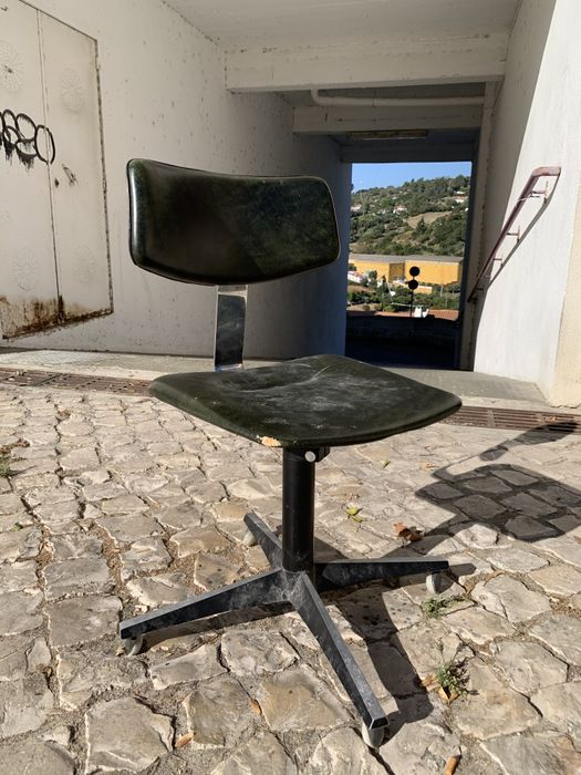 Cadeira giratória Daciano da Costa / Linha "Cortez"