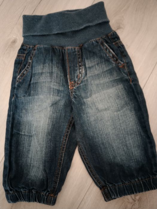 Dwie pary spodni dla chłopca w rozmiarze 74