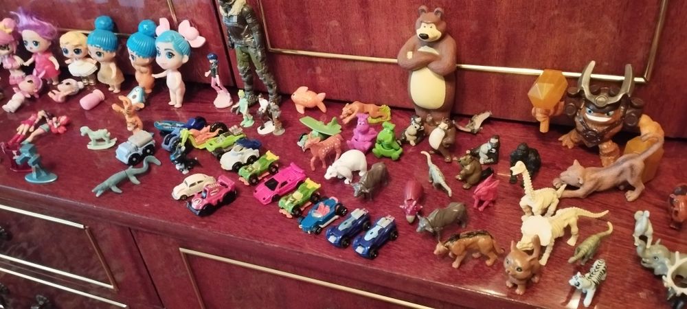 Іграшкові фігурки,машинки