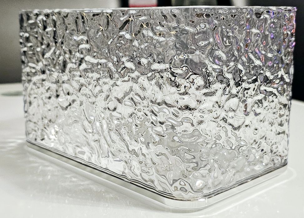 Nowy plastikowy pojemnik na papier toaletowy lub chusteczki